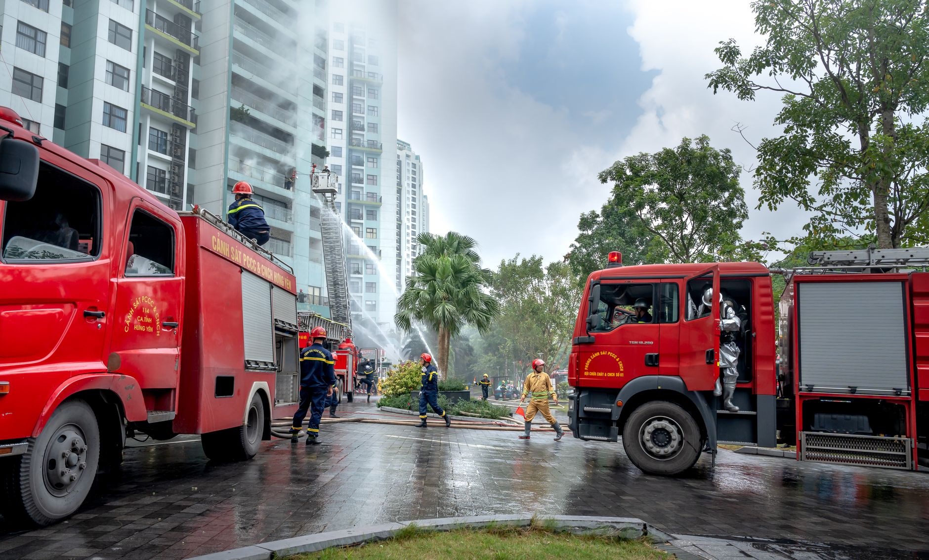 Cảnh sát phòng cháy cứu hai người mắc kẹt trong đám cháy ở Hà Nội
