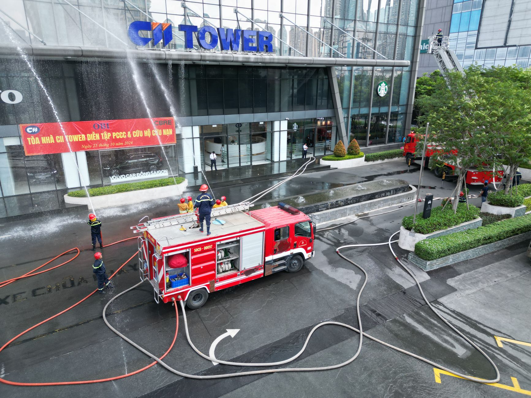 Hơn 50 xe môtô cháy rụi tại kho tập kết ở TP HCM